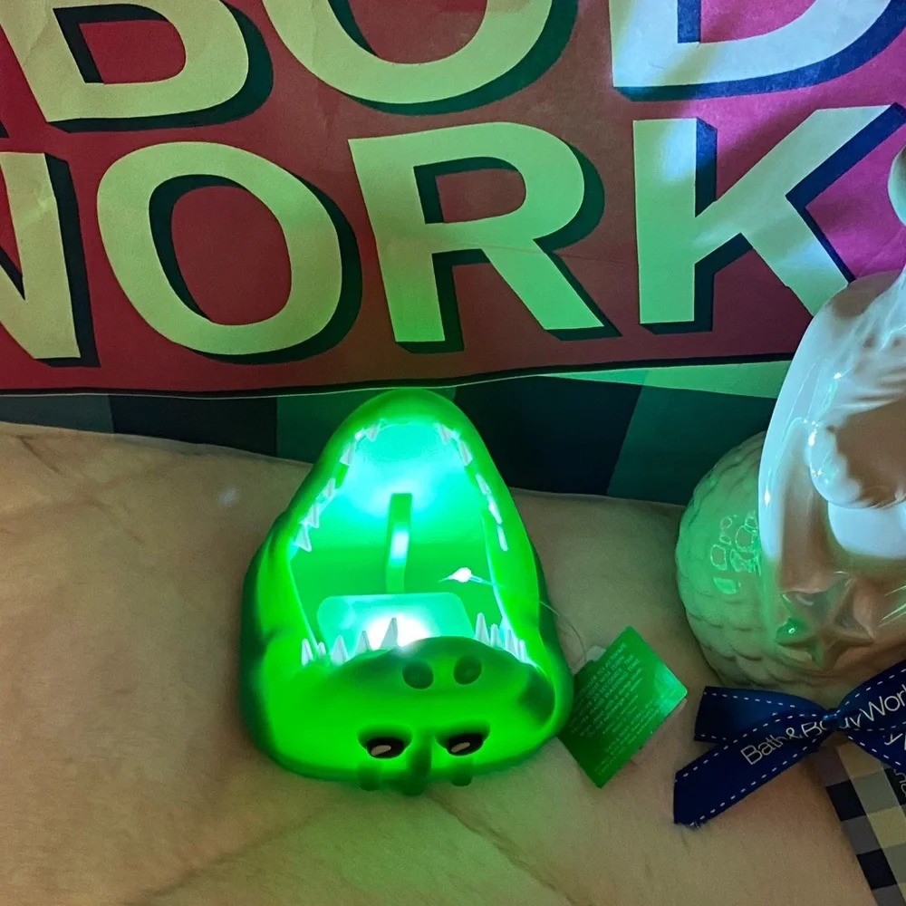 SALE! BATH AND BODY WORKS LIGHT UP GATOR 🐊 SOAP HOLDER
